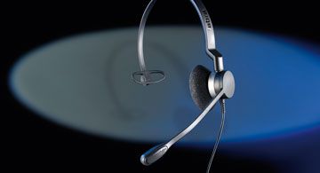 Ein silbernes Headset mit Mikrofon, einohrig, vor blauem Hintergrund, für professionelle Kommunikation.